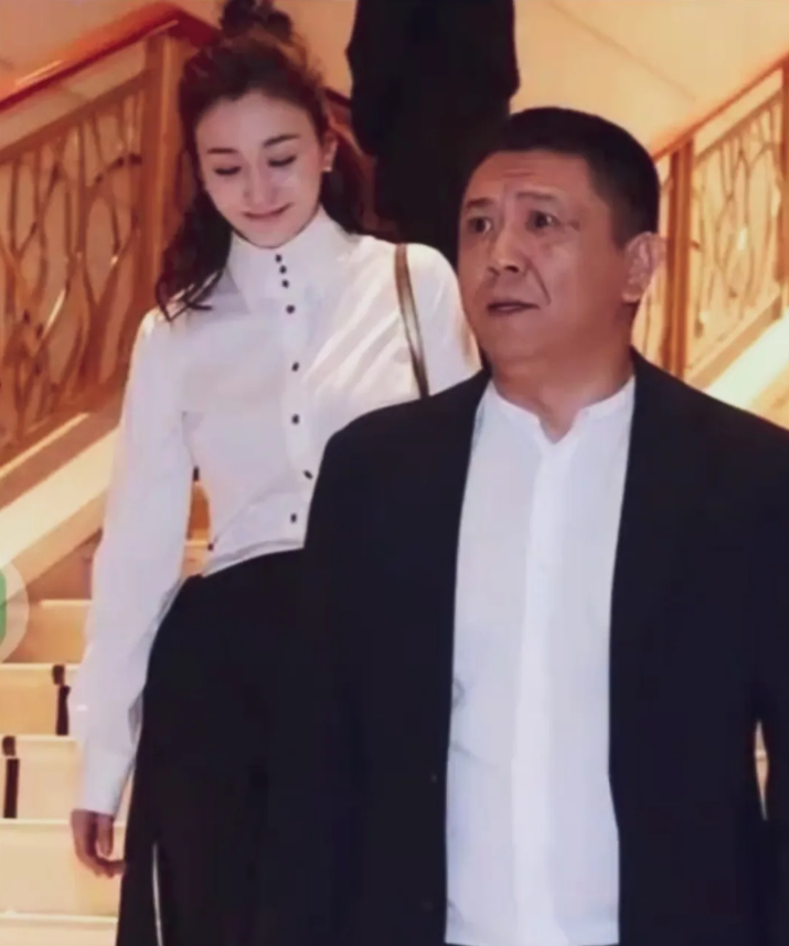 48岁李小冉与54岁老公年龄差只有6岁，为什么老公在一起像父女俩？真是你负责貌美