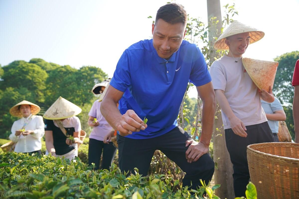广州龙狮队现在财务状况非常糟糕，为了维持运营不得不卖球员，已经慢慢走向破产了。下