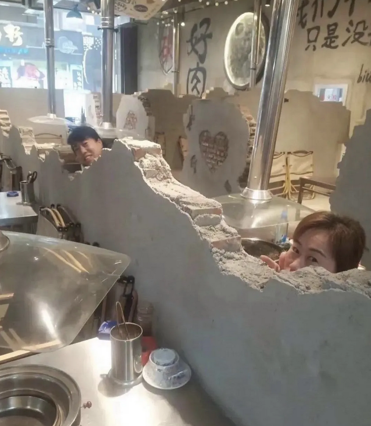 不知道从什么时候开始火锅店兴起了一股装修破败风。

自从叙利亚战争爆发以来，人们