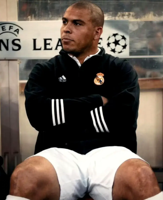 大罗的腿，触目惊心，解释了整个职业生涯

又粗又壮的大腿，内部肌肉异常发达，大罗