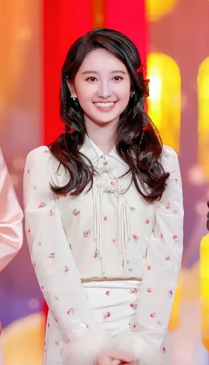 严尚嘉，央视美女一枚！眉毛弯弯月牙样，大眼睛扑闪扑闪的，长发如瀑，黑亮顺滑。笑起