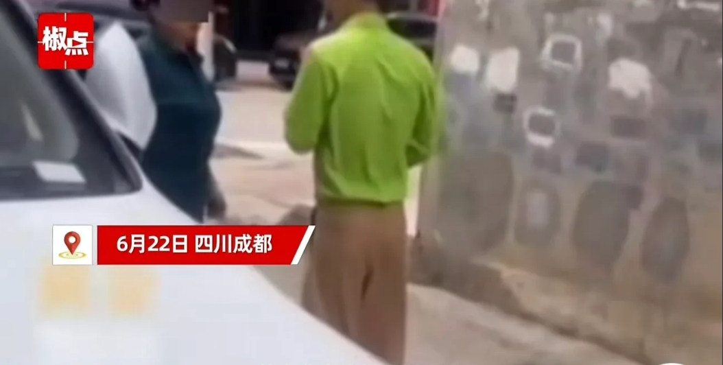 四川成都，七旬大爷偶然见到了当年的初恋，于是便和对方交往起来，两人不仅同居还一起