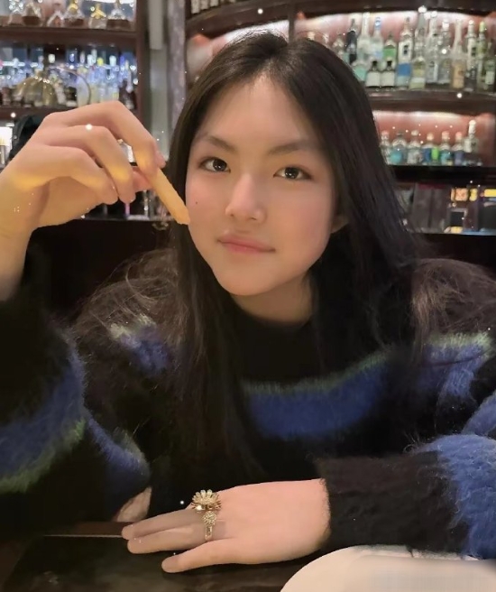 李湘一家香港跨年超吸睛！只见王诗龄小小年纪，手上钻戒璀璨夺目，瞬间闪瞎众人眼。十