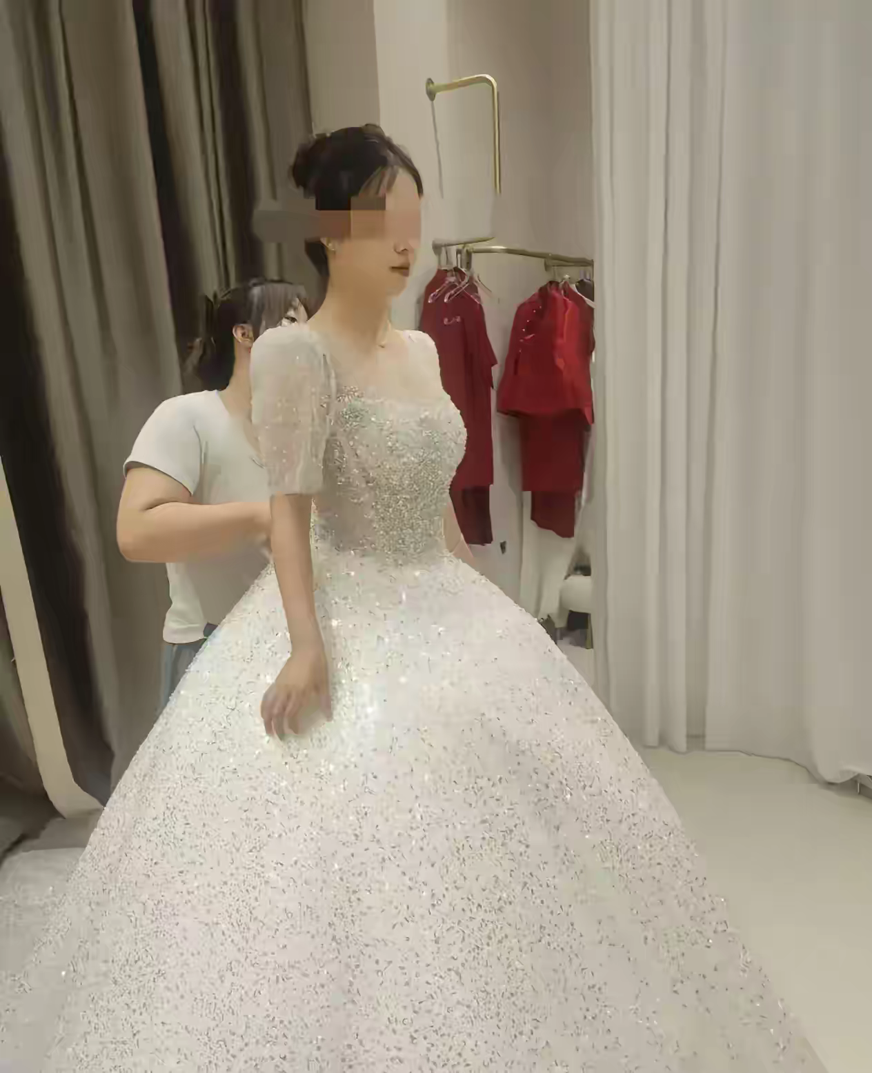 女儿今日去试了婚纱，下月便要出嫁，归来后我向女儿提及了如下几点：

1：人家给了