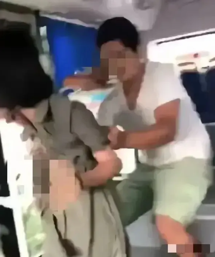 三亚公交丑闻：不雅行为让全车乘客彻底愤怒！

近日，三亚的公交车上发生了一件令人