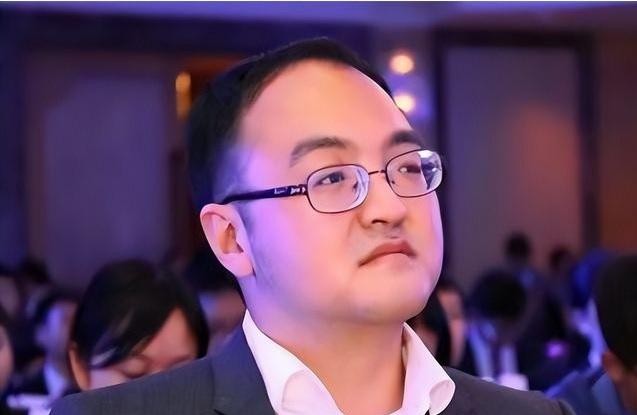 2018年，北大数学天才许晨阳回国六年后重返美国，引发网络热议，有人指责他“忘恩