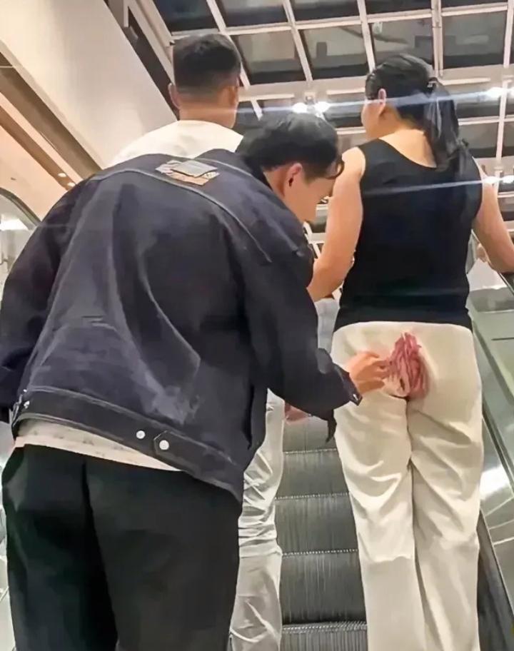 好奇心驱使下，做出不可思议的举动！

商场扶梯上有两个一男一女在前，后面还有一