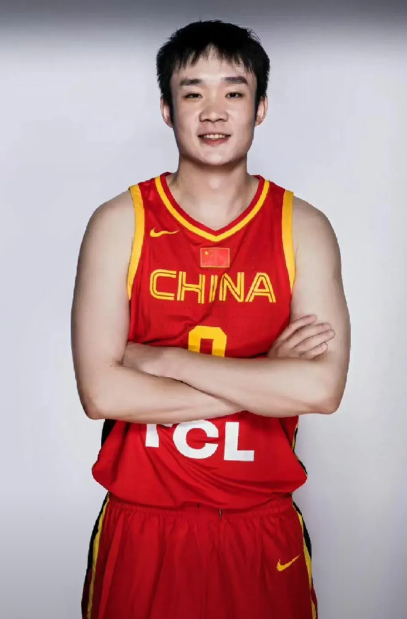 丁彦雨航的家庭成员：
 
父亲：
丁峰，曾经是兰州军区篮球队的专业篮球运动员，目