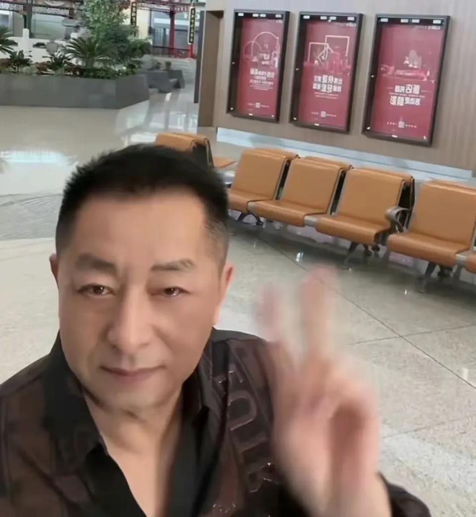 汪大爷忙活起来了！笑得嘴都合不拢！没想到，心心念念的大孙子回来了！
他年轻时守住