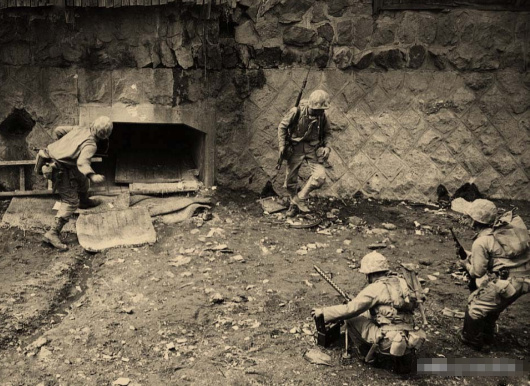 1950年9月，汉城。4个美军士兵路过一个涵洞时，发现里面有朝鲜人。喊话之后涵洞