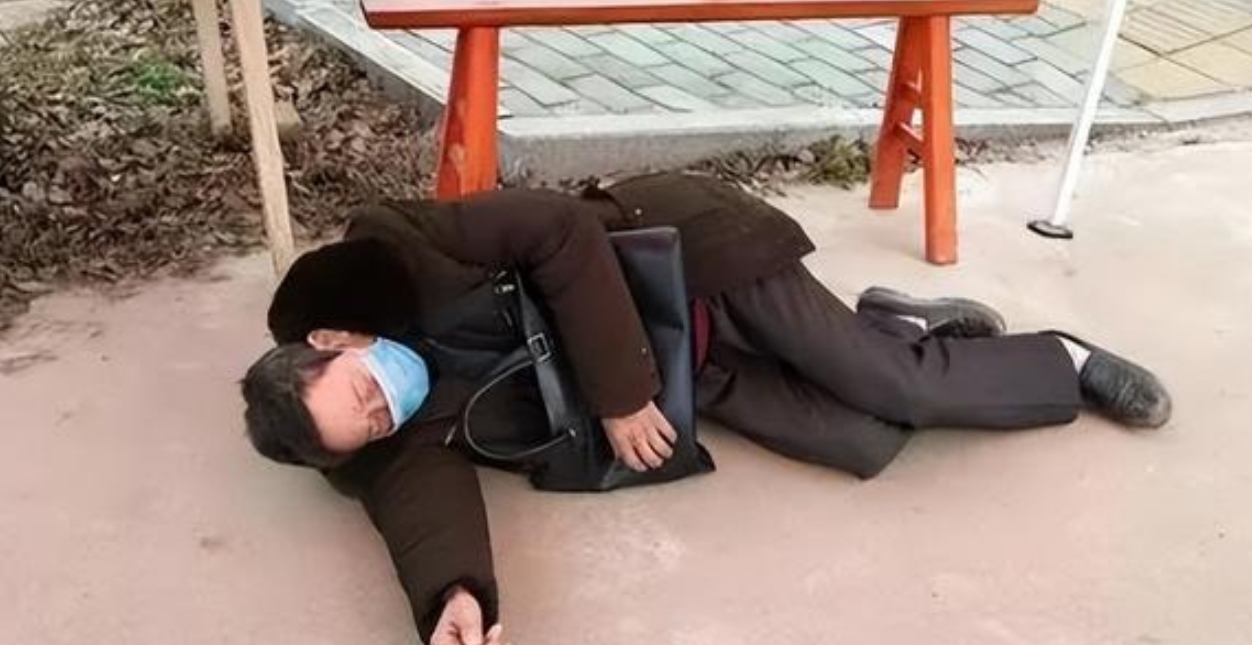 “讹人讹得防不胜防！”山东青岛，一男子在人行道上正常走路，前方年近6旬大爷突然转