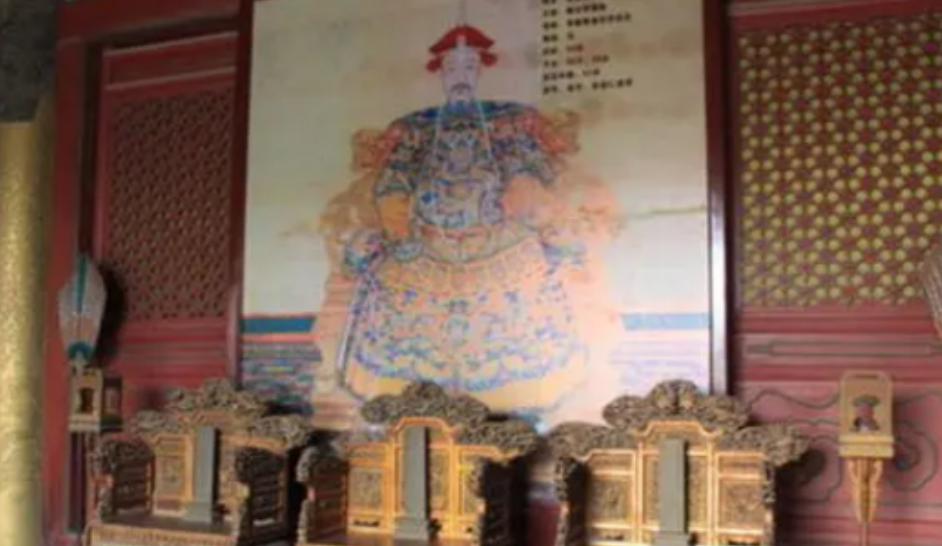 1945年，康熙黄陵再次遭遇“无名火”，盗墓贼将棺椁劈开之后，缝隙中出来一股十分