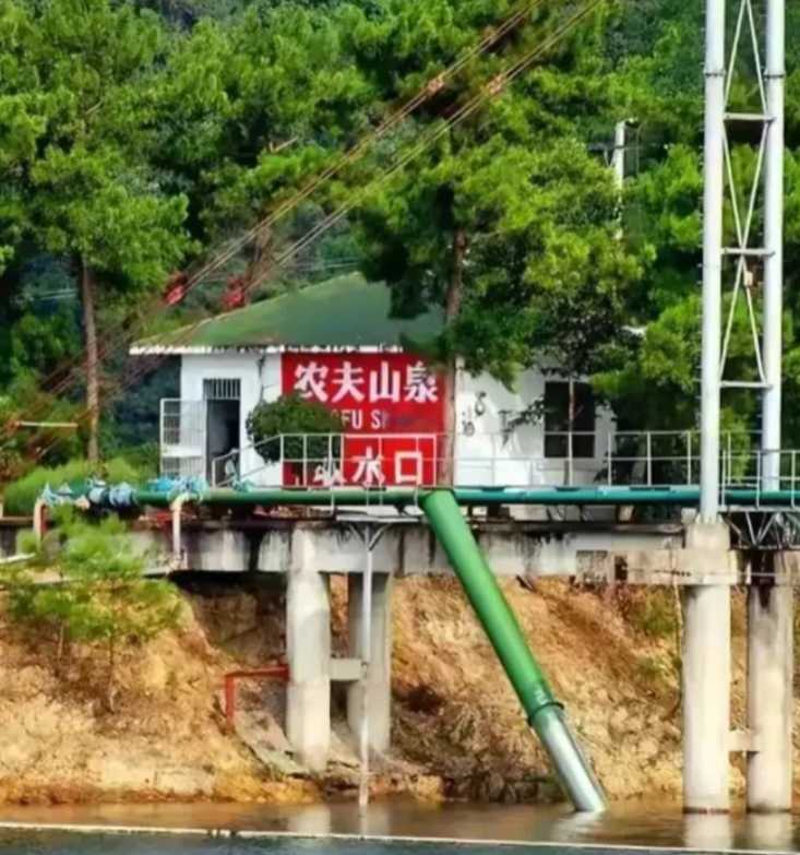 农夫山泉的又一个取水口被发现了。不是所谓的深山天然泉水，就是一条普通的河流。农夫