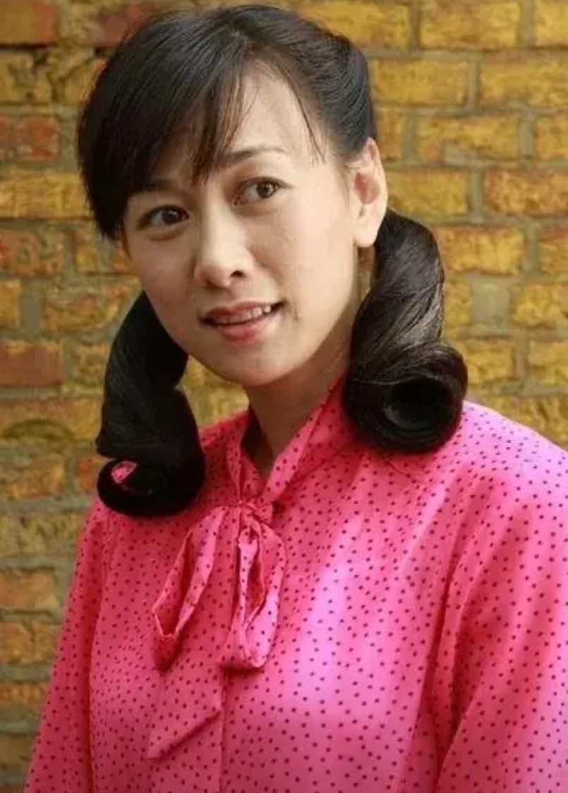她虽然不是貌若天仙，也称不上大美女，但她凭借出彩的演技征服了无数观众的心。

她