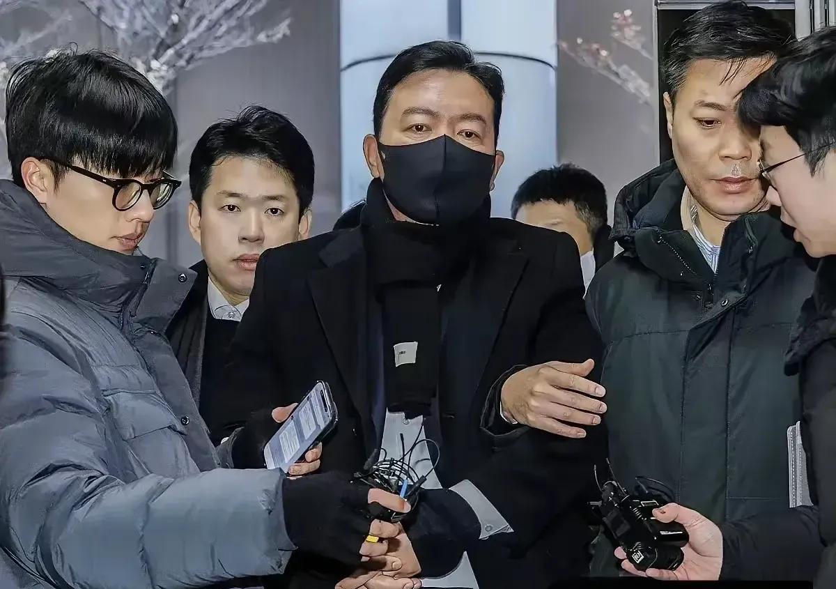 金成勋说，尹锡悦给警卫队下死命令，说敌人冲进大门就开枪。听着就是“对方一动手就打
