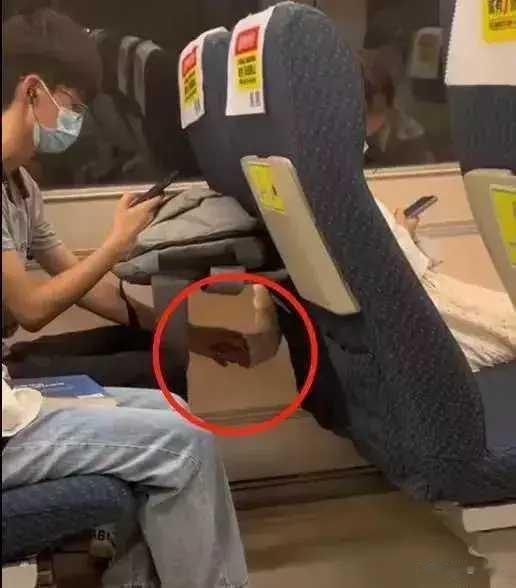 坐在他旁边的会尴尬吗？