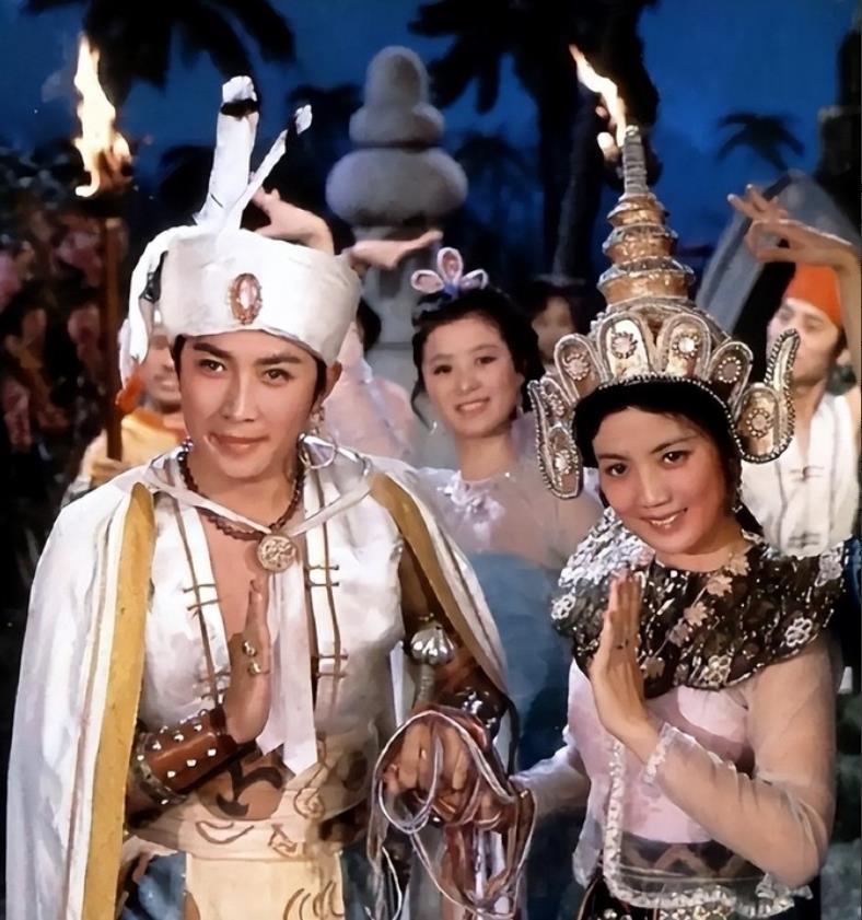 1990年除夕夜，唐国强的妻子在卫生间用一根绳子结束了自己的生命，她留下遗书说：