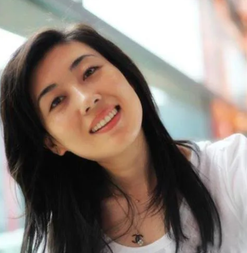 她是标准的东方女性，来自吉林，毕业于吉林大学中文系，是央视国际频道的主持人。
论