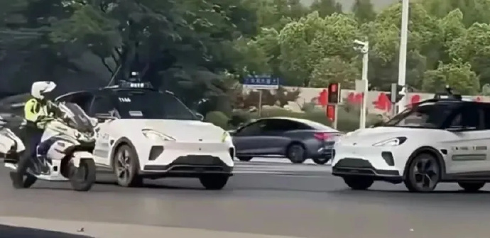 关于最近乘坐无人驾驶出租车是什么样的体验
跑我有个想法，能不能开放给个人买一辆萝