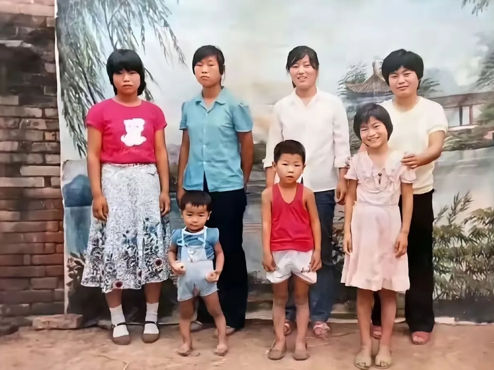 岳云鹏和五个姐姐过年照相，和小时候相片对比，感觉岳云鹏的长相追姐姐追的好快，看他
