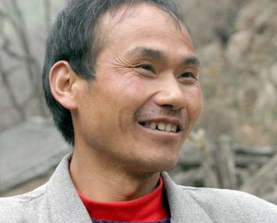2012年，在山村执教22年的优秀教师，在亲吻精神疾病的妻子后，执意骑摩托车出门