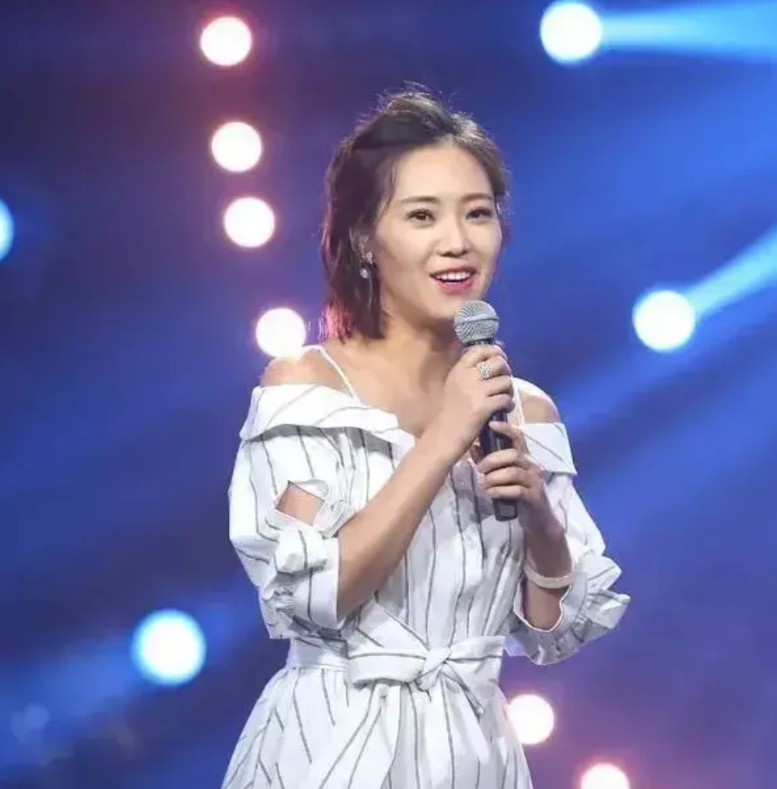 云朵当前处境令人担忧。师傅刀郎重出本是良机，却成其负担，遭粉丝指责，个人演唱会反