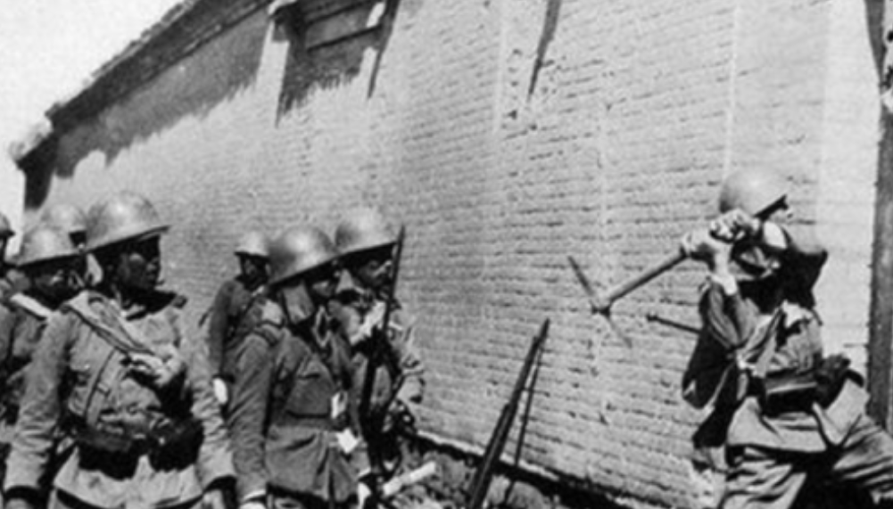 1939年，一地主将300名八路军接到家中休养，谁料却被日军包围，激战一番后，八