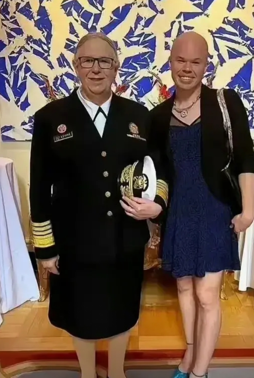 特朗普，已经公布了新的国防部长人选。而拜登任期内，美国防部这些“异装癖”将军，全