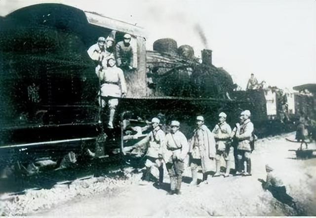 1945年山东枣庄的日军铁路守备大队乘坐铁甲列车向徐州撤退，意图将武器交给国军时