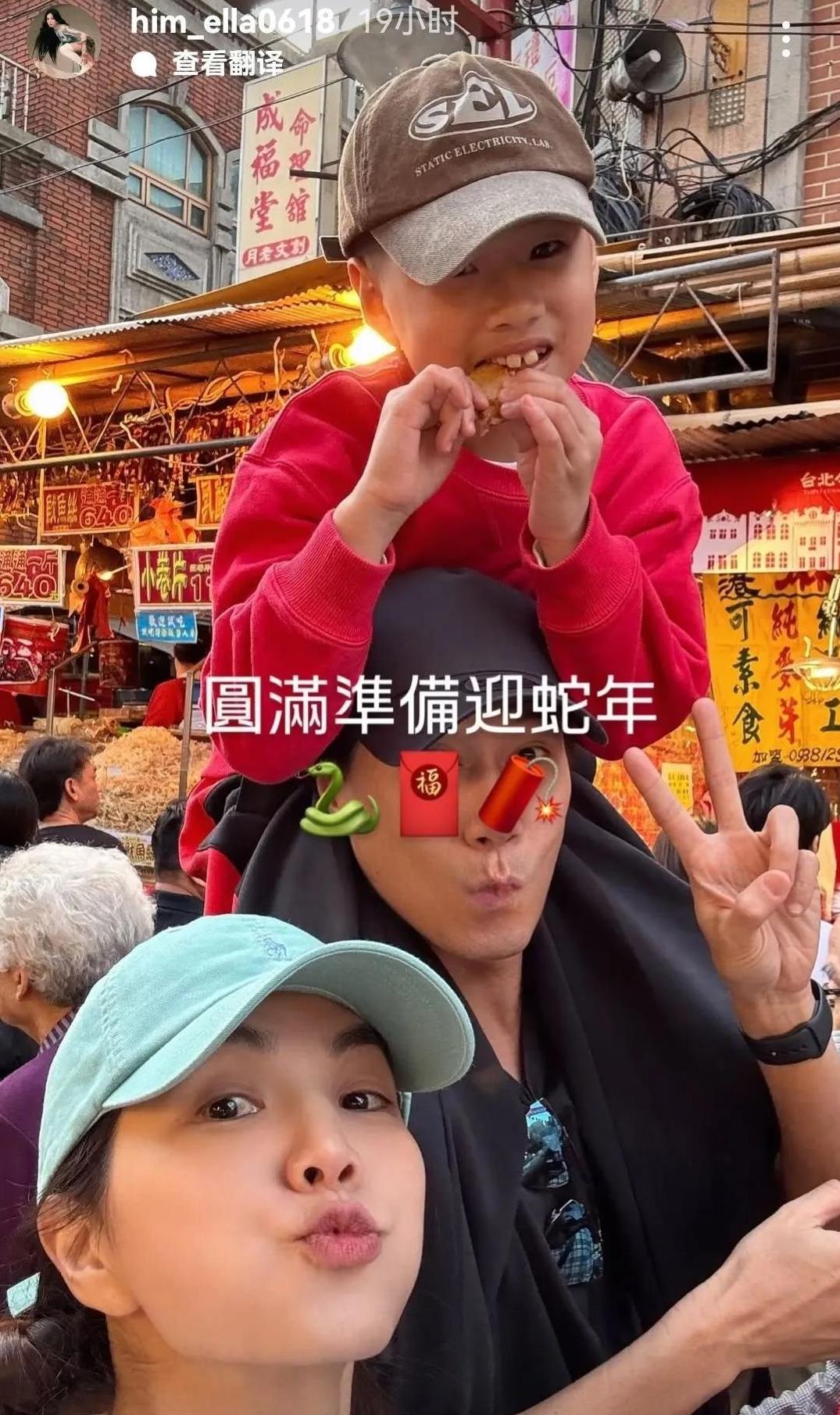 #Ella一家三口买年货# Ella带老公儿子买年货，背帆布包路边摊吃面很接地气