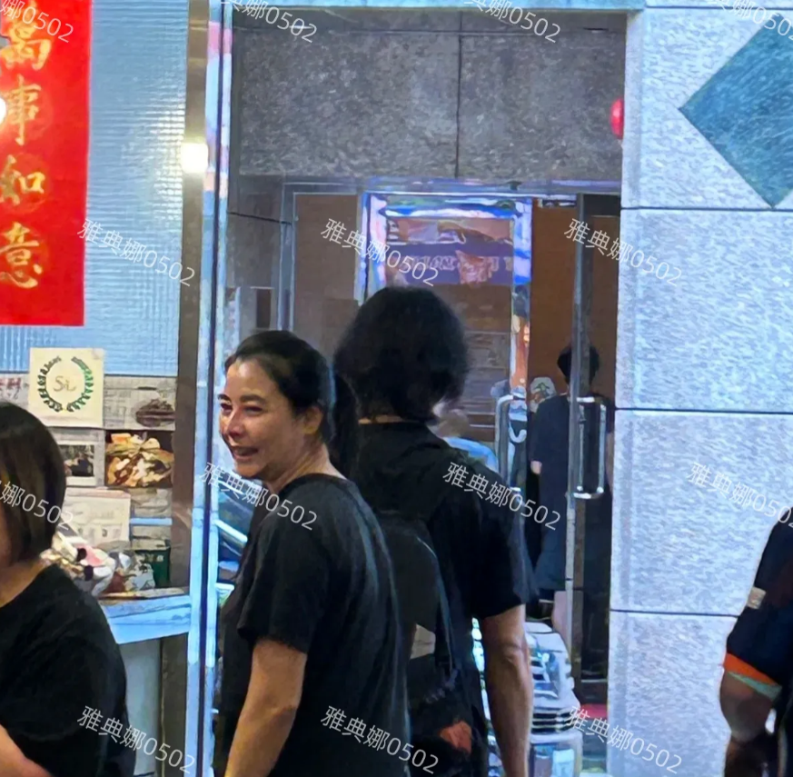 香港偶遇郑伊健蒙嘉慧夫妇，夫妻俩都严重夫妇，蒙嘉慧才50岁就虎背熊腰双下巴大妈感