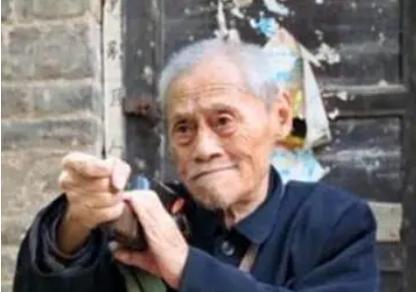 20世纪90年代，一名日本商人找到侯永胜的老家，指着他家里的一把旧刀，又看了看衣