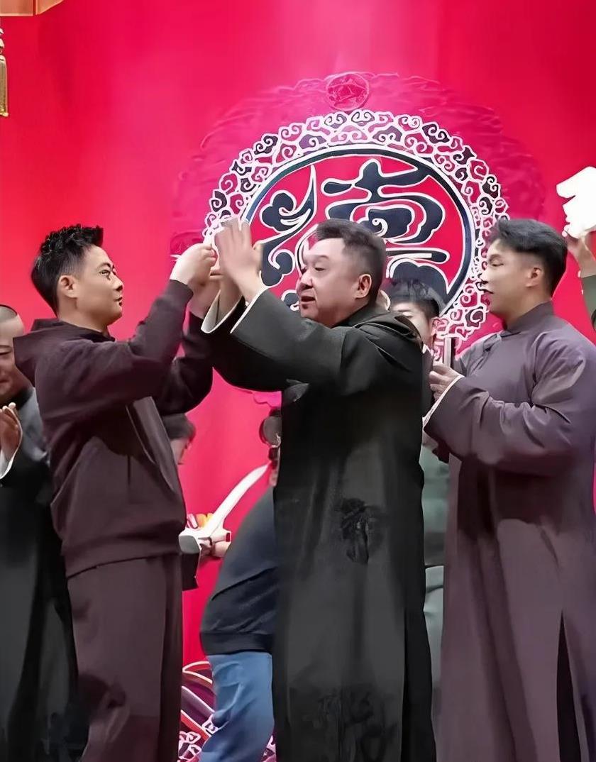 郭德纲父子携手德云社众星，共聚一堂，为于谦老师举办了一场别开生面的生日庆典。舞台