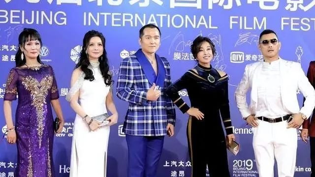被66岁的刘晓庆惊艳到，网友：上半身去约会，下半身去跑步！