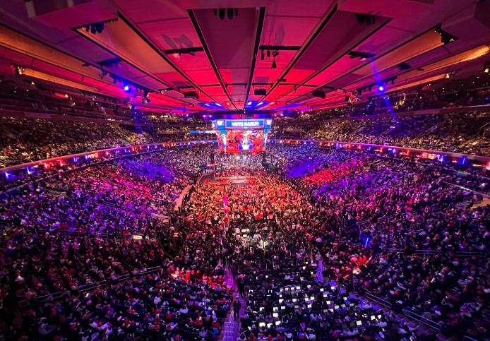 这是一个非凡的时刻！特朗普10月28日在纽约麦迪逊广场花园的竞选集会规模空前，比