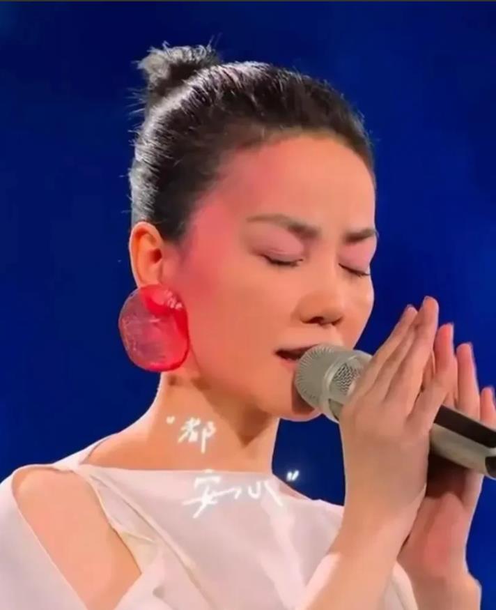 当王菲在春晚深情演唱时，细心的观众发现她流泪了。后来有知情人透露，原来王菲的父母