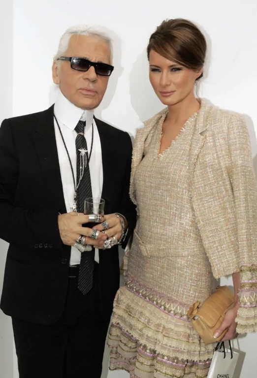 2004年，Melania Trump穿着Chanel 2004年春夏高级定制系