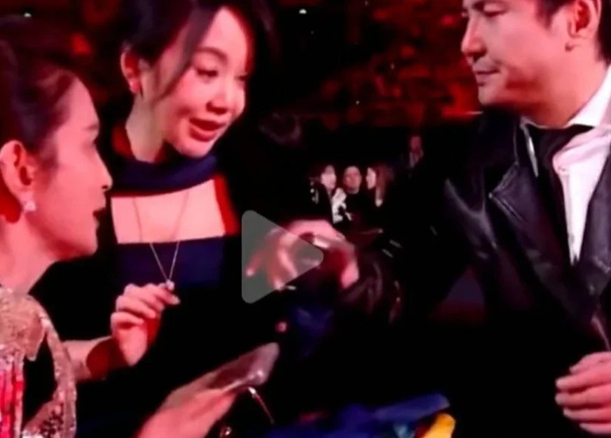沈腾用前置镜头扫码加好友[捂脸]
李冰冰闫妮加好友，闫妮不会弄，李冰冰喊沈腾帮忙