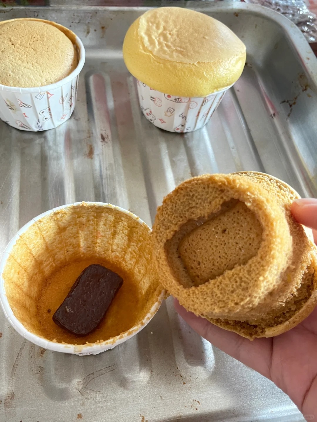 怎么会这样？！
想做巧克力味的鸡蛋糕，倒了一半面糊再放的巧克力，烤完一看傻眼了，