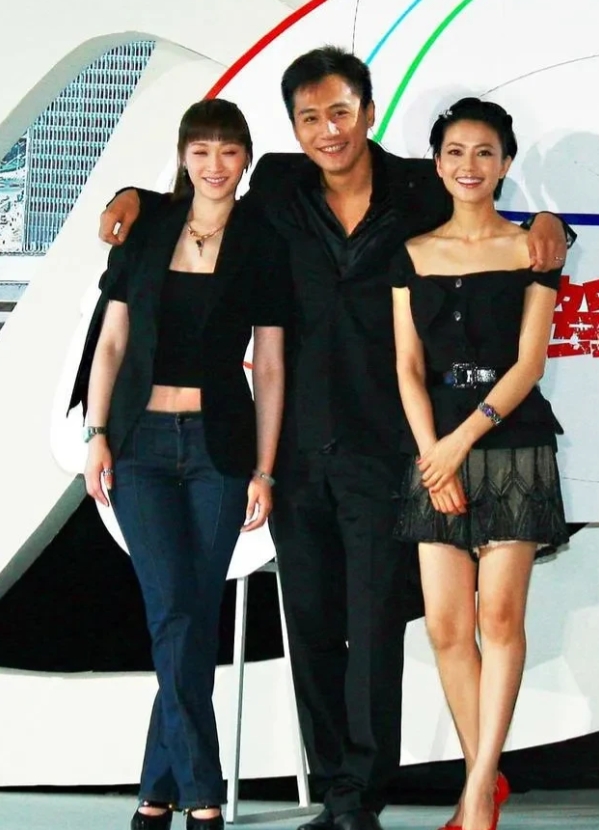 中间这男的什么来头？居然搭在两位京圈美女的肩上，左边是李小冉，右边是高圆圆，都是