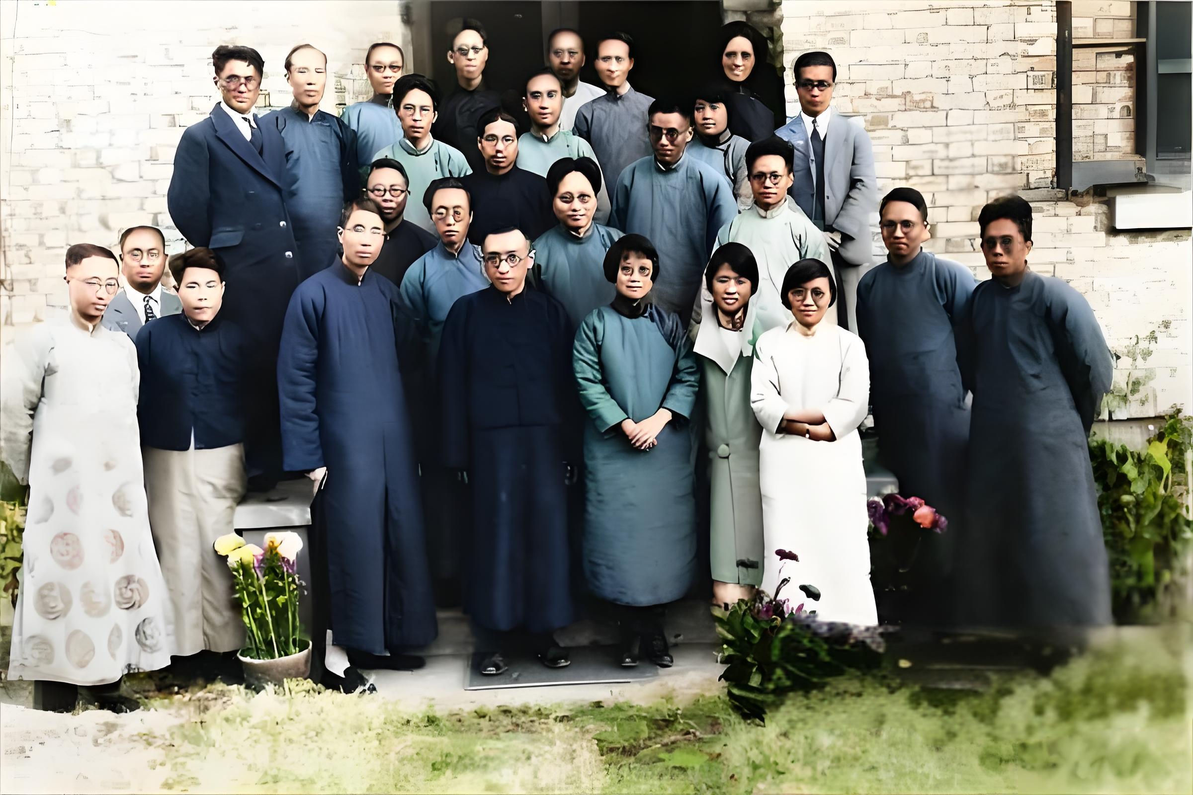 1932年底，胡适造访武汉大学，与武大部分教职员在听松庐大门口合影 ​​​