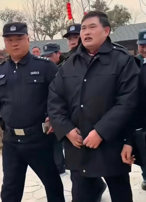 大衣哥出行也需要保护啦，不过看着总感觉哪里不对！[捂脸][捂脸]