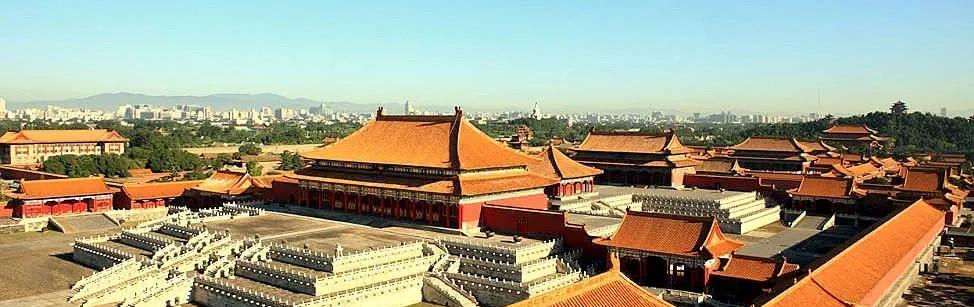 太和殿之下为高8.13米的三层汉白玉石雕基座，周围环以汉白玉石栏杆，共计1453