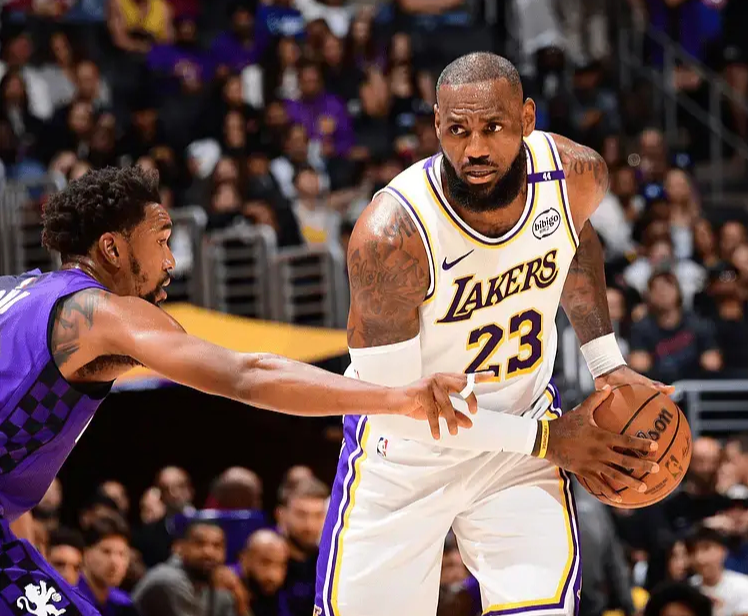 太夸张了！NBA历史年龄最大30+三双前十中，詹姆斯独占7位，包揽前5：
10.
