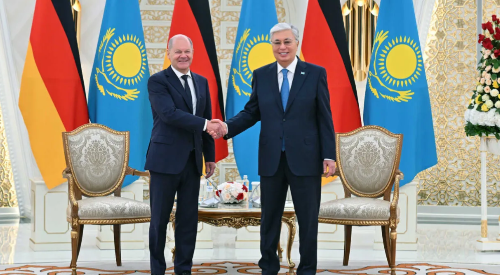 路透社报道，哈萨克斯坦总统托卡耶夫9月16日在首都阿斯塔纳与德国总理朔尔茨会面时