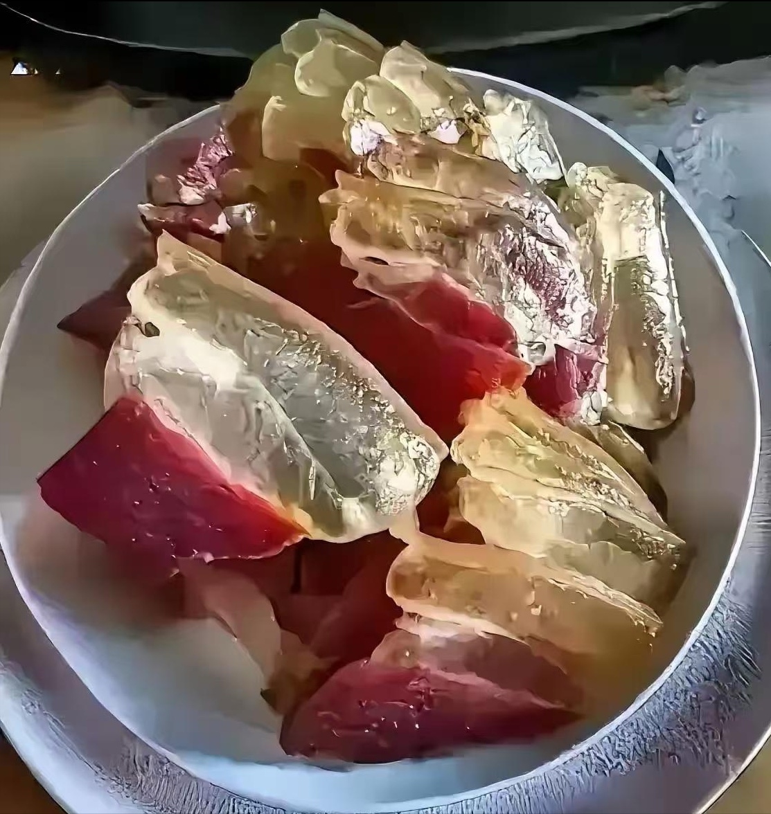 上个月从老家带回来的腊肉，就这么切成薄片上锅一蒸， 那整个屋子都是肉香的味道，光