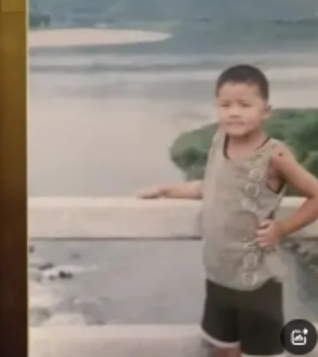 2001年，一男孩，8岁患上渐冻症，医生说：“他活不过20岁！”谁知，母亲擦干眼