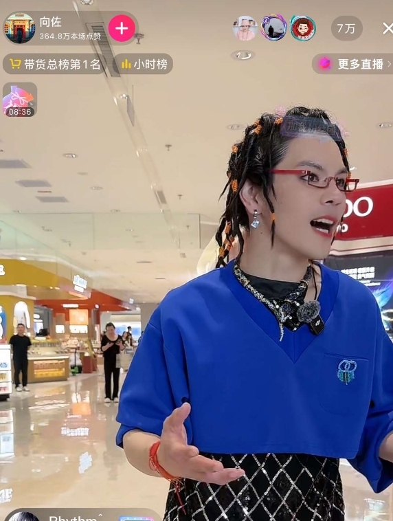 搞不懂，他家都这么有钱了，不去环游世界吃喝玩乐，还搞直播，我要是他，我直接就躺平