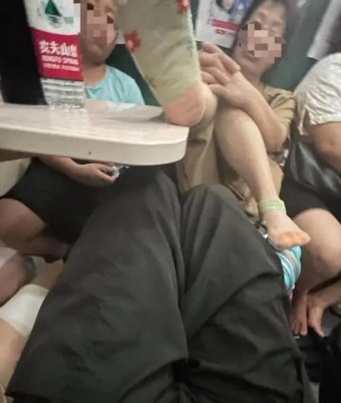 我真是无语了，做个火车还能遇到这么没有素质的人，你说说火车上本来人就多特别的挤，
