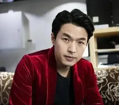 惊天新闻，不过看他面相就不是善茬啊。
记住他只因为饰演了一部《放羊的星星》，当时